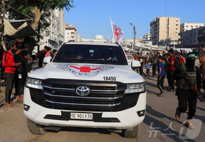 적십자 차량이 13일(현지시간) 가자지구에 억류되어 있던 인질을 인도받은 뒤 이송하고 있다. 2025.10.13./뉴스1 ⓒ 로이터=뉴스1 ⓒ News1 이창규 기자