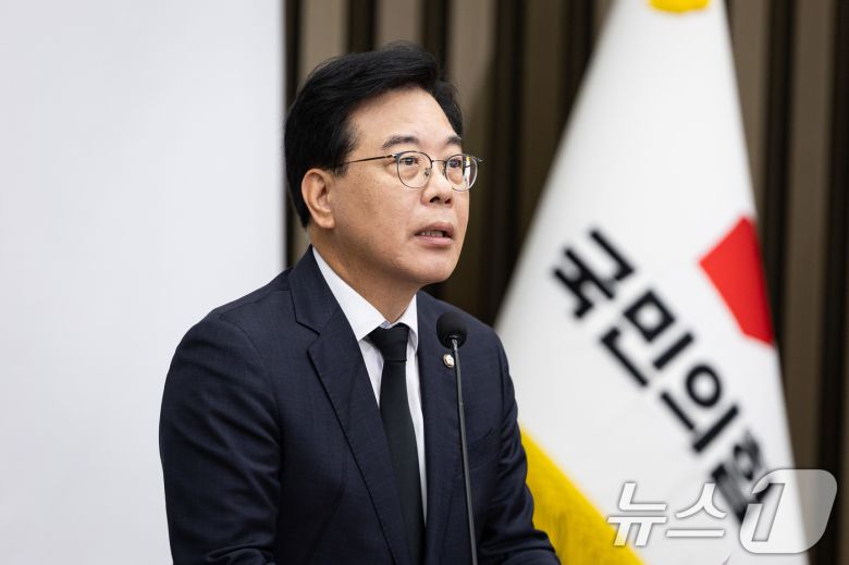 송언석 국민의힘 원내대표가 13일 서울 여의도 국회에서 열린 긴급 의원총회에서 모두 발언을 하고 있다. 2025.10.13/뉴스1 ⓒ News1 유승관 기자