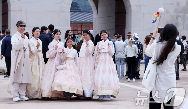 길었던 징검다리 연휴 마지막날인 12일 서울 경복궁이 시민들과 외국인관광객들로 북적이고 있다. 2025.10.12/뉴스1 ⓒ News1 박지혜 기자