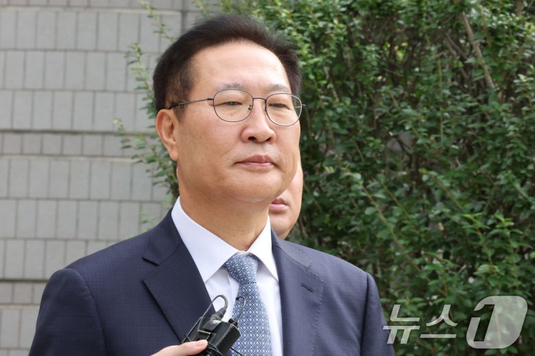 윤석열 전 대통령의 비상 계엄 선포에 가담한 혐의를 받는 박성재 전 법무부장관이 14일 오후 서울 서초구 서울중앙지방법원에서 구속 전 피의자심문(영장실질심사)을 마치고 이동하고 있다./뉴스1 ⓒ News1 이광호 기자