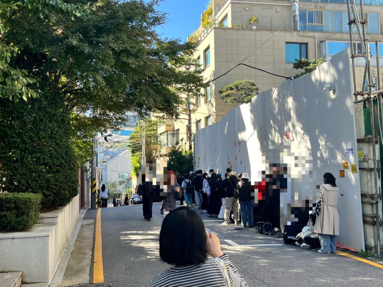 15일 오전 서울 강남구 스케줄청담에서 열리는 인앤아웃 팝업 매장에 고객들이 줄을 서 있다.ⓒ 뉴스1 배지윤 기자