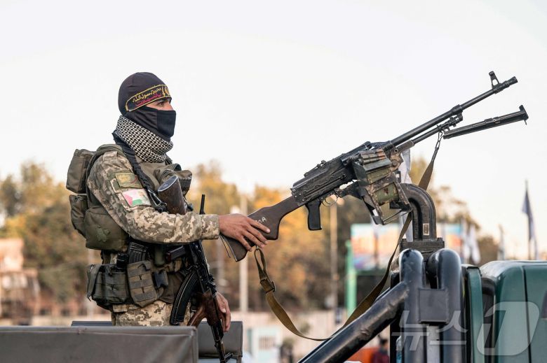 13일(현지시간) 아프가니스탄 카불의 한 거리에서 탈레반 군인이 군용 차량에서 경계 근무를 서고 있다 2025.10.13 ⓒ AFP=뉴스1 ⓒ News1 김지완 기자