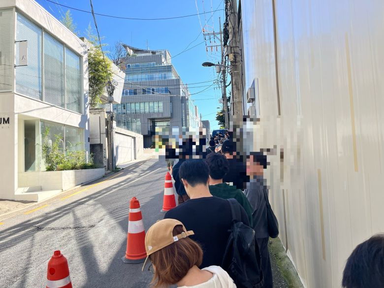 15일 오전 서울 강남구 스케줄청담에서 열리는 인앤아웃 팝업 매장에 고객들이 줄을 서 있다.ⓒ 뉴스1 배지윤 기자