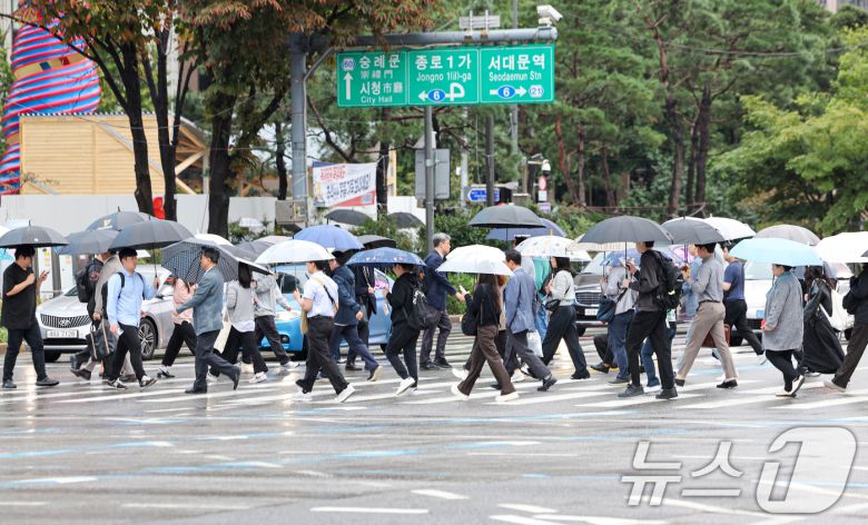 전국 대부분 지역에 비가 내리는 13일 서울 종로구 세종대로 사거리에서 우산 쓴 시민들이 발걸음을 옮기고 있다. 2025.10.13/뉴스1 ⓒ News1 이호윤 기자