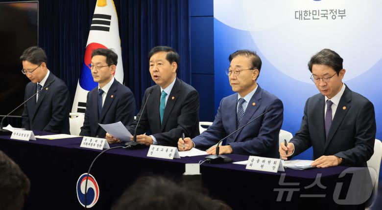 구윤철 경제부총리 겸 기획재정부 장관이 15일 서울 종로구 정부서울청사에서 주택시장 안정화 대책을 발표하고 있다. 왼쪽부터 임광현 국세청장, 윤창렬 국무조정실장, 구 부총리, 김윤덕 국토교통부 장관, 이억원 금융위원회 위원장. 2025.10.15/뉴스1 ⓒ News1 임세영 기자