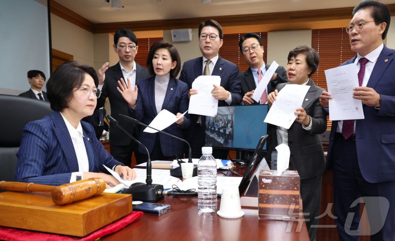 국회 법제사법위원회 국민의힘 의원들이 15일 오전 서울 서초구 대법원에서 열린 전체회의에서 '이재명 대통령의 공직선거법위반 사건에 대한 대법원 전원합의체 관련 서류 제출 요구의 건' 처리에 재판 개입이라 주장하며 항의하고 있다. 2025.10.15/뉴스1 ⓒ News1 국회사진기자단