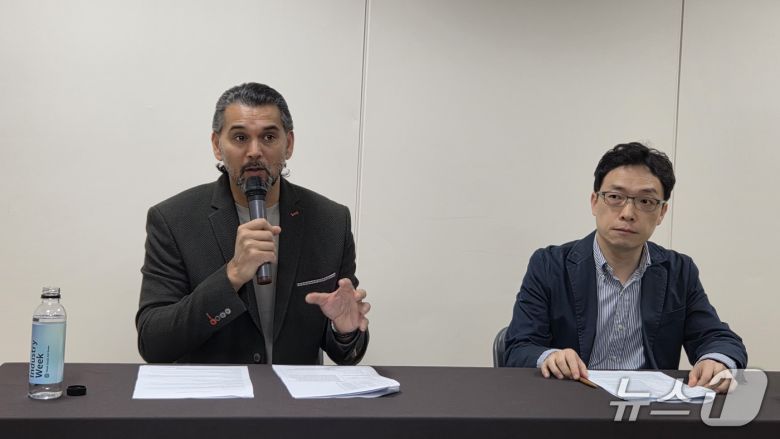 벤 카바나스 AWS 아시아태평양·일본(APJ) 지역 글로벌 세일즈 기술 디렉터와 김선수 AWS 인공지능·머신러닝(AIML) 스페셜리스트가 서울 코엑스에서 열린 AI x 인더스트리 위크 기자간담회에서 발언하고 있다. 2025.10.15 뉴스1 ⓒ News1 김민석 기자