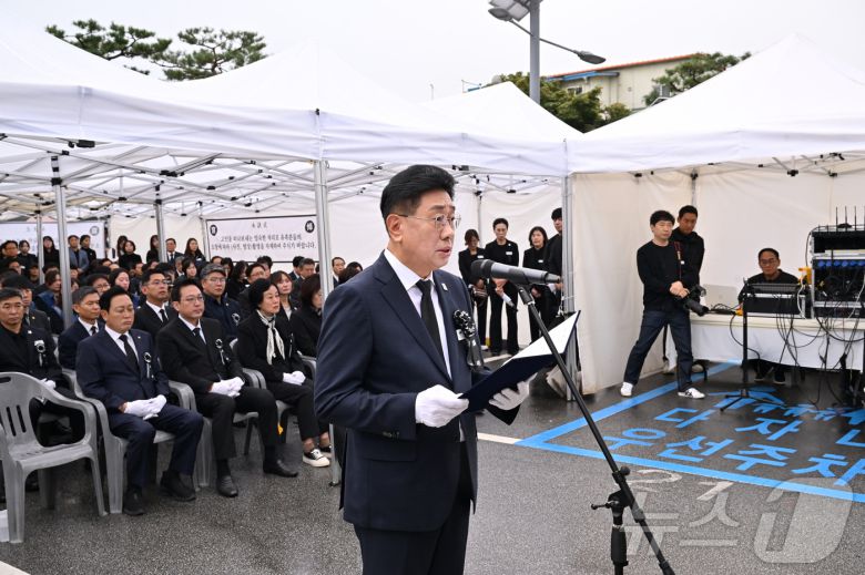 전진선 경기 양평군수가 14일 오전 양평군 청사 주차장에서 열린 고(故) 단월면장 A 씨의 영결식에서 영결사를 낭독하고 있다. A 씨는 지난 2일 공흥지구 특혜 의혹과 관련해 김건희 특검팀의 조사를 받은 뒤 10일 자택에서 숨진 채 발견됐다.(양평군 제공. 재판매 및 DB 금지) 2025.10.14/뉴스1 ⓒ News1 양희문 기자