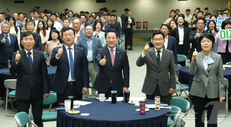 김영록 전라남도지사가 15일 오전 도청 왕인실에서 열린 공감과 소통을 위한 ‘10월 정례조회’에서 직원들과 기념촬영을 하고 있다.(전남도 제공. 재판매 및 DB금지) 2025.10.15/뉴스1