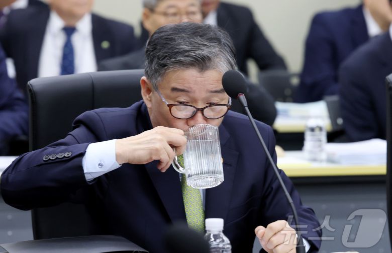 유철환 국민권익위원장이 16일 세종시 정부세종청사에서 열린 국회 정무위원회의 국민권익위원회에 대한 국정감사에서 위원들의 질의에 답하며 물을 마시고 있다. 2025.10.16/뉴스1 ⓒ News1 김기남 기자