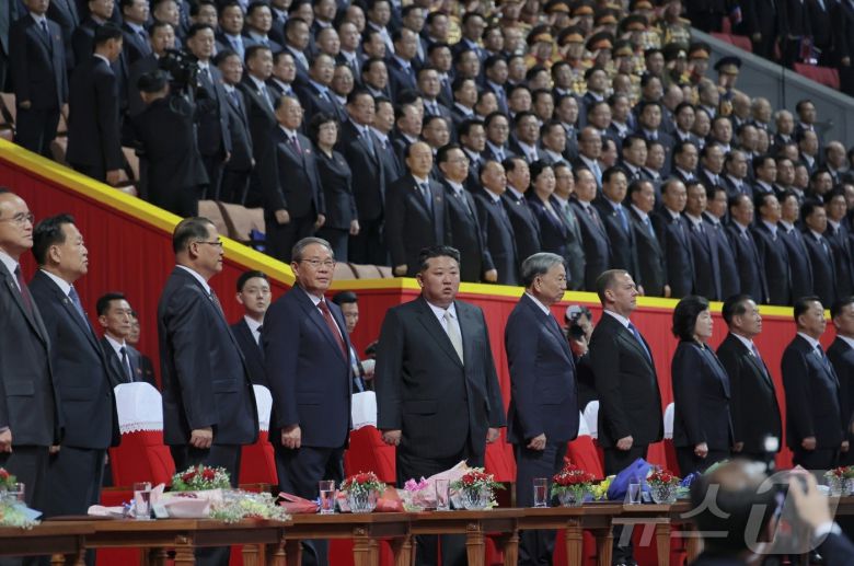 (평양 노동신문=뉴스1) = 지난 9일 열린 북한의 노동당 창건 80주년 기념 경축대회에서 김정은 노동당 총비서 오른쪽에 중국 서열 2위인 리창 국무원 총리, 왼쪽에 베트남 권력 서열 1위인 또 럼 베트남 공산당 서기장이 자리하고 있다. [국내에서만 사용가능. 재배포 금지. DB 금지. For Use Only in the Republic of Korea. Redistribution Prohibited] rodongphoto@news1.kr