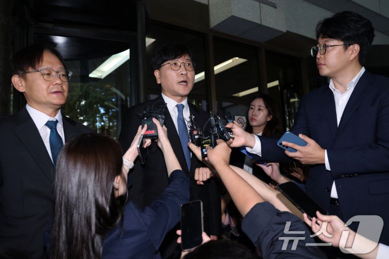 최태원 SK 회장 측 이재근 변호사가 16일 오전 서울 서초동 대법원에서 파기환송 결정에 대한 입장을 밝히고 있다.  2025.10.16/뉴스1 ⓒ News1 박정호 기자