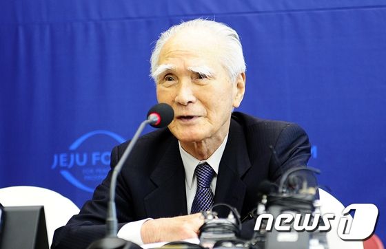 무라야마 도미이치 전 일본 총리가 25일 제주컨벤션센터에서 열린 제11회 제주포럼에서 기자회견을 갖고 아베 총리가 위안부 할머니들에게 사죄해야 한다고 밝히고 있다. 2016.5.25/뉴스1 ⓒ News1 안서연 기자