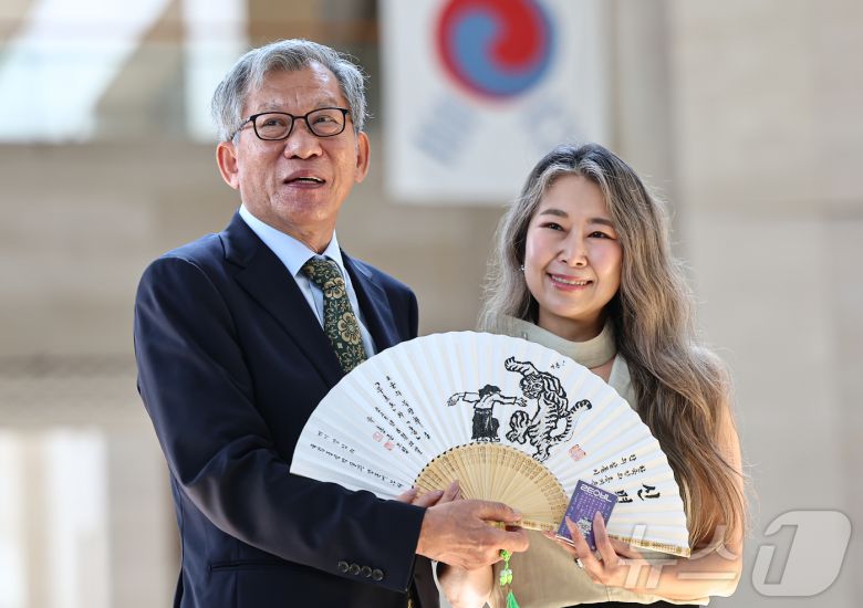 유홍준 국립중앙박물관장과 넷플릭스 애니메이션 영화 '케이팝 데몬 헌터스'의 메기 강 감독/뉴스1 ⓒ News1 김도우 기자