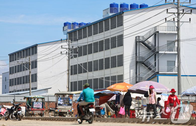 16일(현지시간) 캄보디아과 베트남 국경 지역 쯔러이톰에 위치한 온라인스캠범죄단지. 현지인들에 따르면 이 단지들은 최근 1~2년 사이에 생겼다. 범죄조직들은 지난해부터 캄보디아 당국의 단속이 심해지자 눈을 피하기 위해 국경지대로 거점을 옮기는 것으로 알려졌다. 2025.10.16/뉴스1 ⓒ News1 김도우 기자