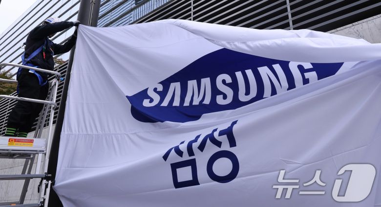 14일 서울 서초구 삼성전자 서초사옥에서 관계자들이 사기를 새 것으로 교체해 게양하고 있다. 이날 삼성전자는 올 3분기 12조 원대의 영업이익을 기록하면서 반등에 성공했다. 매출액은 역대 분기 최고치를 경신했고 '10조 클럽'에 재차 가입했다. 2025.10.14/뉴스1 ⓒ News1 박지혜 기자