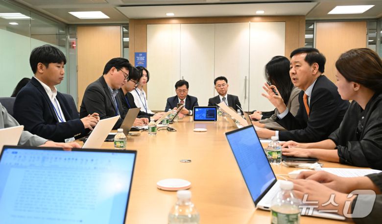 주요20개국(G20) 재무장관회의와 국제통화기금 및 세계은행(IMF/WB) 연차총회 참석차 미국 워싱턴DC를 방문중인 구윤철 부총리 겸 기획재정부 장관이 16일(현지시간) 국제통화기금(IMF)에서 동행기자단과 간담회를 하고 있다.(기재부 제공) 2025.10.17/뉴스1