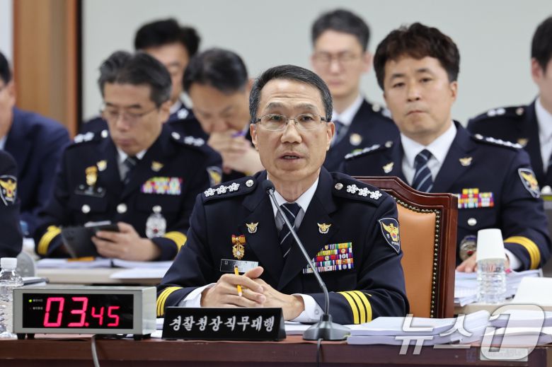 유재성 경찰청장 직무대행이 17일 서울 서대문구 경찰청에서 열린 국회 행정안전위원회 경찰청 국정감사에서 의원 질의에 답변하고 있다. 2025.10.17/뉴스1 ⓒ News1 박지혜 기자