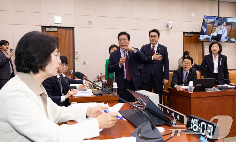 16일 서울 여의도 국회에서 열린 법제사법위원회 감사원 등에 대한 국정감사에서 국민의힘 위원들이 의사 진행 관련으로 추미애 위원장에게 항의하고 있다. 2025.10.16/뉴스1 ⓒ News1 이승배 기자