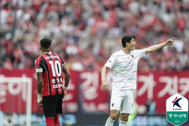 포항 스틸러스 기성용이 하양 유니폼을 입고 상암벌을 찾아 2-1 승리를 견인했다. (한국프로축구연맹 제공)