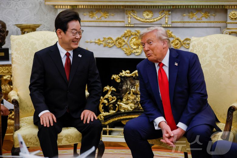 이재명 대통령이 25일(현지시간) 미국 워싱턴 백악관에서 도널드 트럼프 대통령과 한미 정상회담을 하고 있다. ⓒ 로이터=뉴스1 ⓒ News1 신웅수 기자