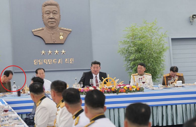 (평양 노동신문=뉴스1) =김정은 북한 노동당 총비서가 지난 5일 '최현호'에서 해군장병들을 위해 마련한 연회에서 노광철 국방상이 홀로 반팔 티셔츠를 입은 모습이 포착됐다. [국내에서만 사용가능. 재배포 금지. DB 금지. For Use Only in the Republic of Korea. Redistribution Prohibited] rodongphoto@news1.kr