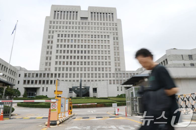 국회 법제사법위원회의 대법원 국정감사를 하루 앞둔 12일 서울 서초동 대법원 앞을 시민이 지나가고 있다. 2025.10.12/뉴스1 ⓒ News1 이광호 기자
