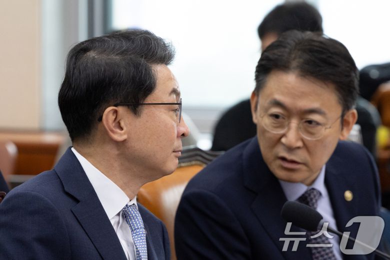 이억원 금융위원장이 20일 서울 여의도 국회에서 열린 정무위원회 금융위원회 등에 대한 국정감사에 출석해 권대영 부위원장과 대화하고 있다. 2025.10.20/뉴스1 ⓒ News1 이승배 기자