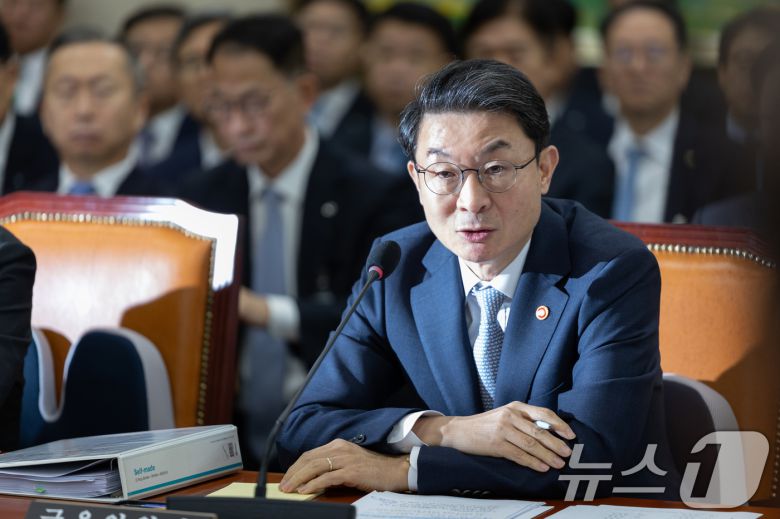 이억원 금융위원장이 20일 서울 여의도 국회에서 열린 정무위원회 금융위원회 등에 대한 국정감사에 출석해 의원 질의에 답변하고 있다. 2025.10.20/뉴스1 ⓒ News1 이승배 기자