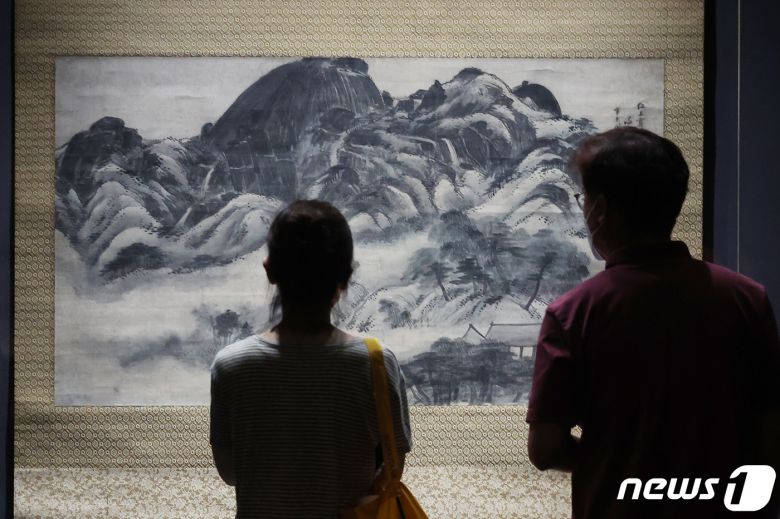 고(故) 이건희 삼성전자 회장이 생전 수집했다가 국가에 기증한 이른바 '이건희 컬렉션' 특별 전시회가 개최된 21일 오전 서울 용산구 국립중앙박물관에서 시민들이 '위대한 문화유산을 함께 누리다 - 고故 이건희 회장 기증 명품전'을 관람하고 있다. 2021.7.21/뉴스1 ⓒ News1 조태형 기자