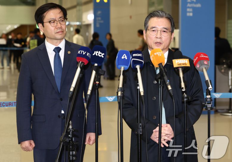 한미 관세협상 후속 논의를 위해 미국 워싱턴DC를 찾아 막판 협상을 벌이고 돌아온 김용범 대통령실 정책실장이 19일 오후 인천국제공항 제2터미널을 통해 귀국하며 브리핑을 하고 있다. 왼쪽은 여한구 통상교섭본부장. 2025.10.19/뉴스1 ⓒ News1 김민지 기자