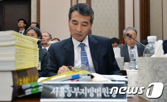 5일 서울 서초구 서울고등법원에서 열린 국회 법제사법위원회의 서울고등법원과 서울중앙지방법원 등에 대한 국정감사에서 민중기 서울동부지법원장이 자료를 살펴보고 있다. 2015.10.5/뉴스1 ⓒ News1 송원영 기자