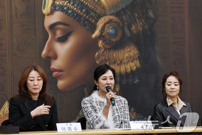21일 오후 서울 종로구 세종문화회관에서 열린 서울시오페라단 창단 40주년 기념 오페라 '아이다' 제작발표회에서 박혜진 예술감독 겸 단장이 취재진의 질문에 답하고 있다. 왼쪽부터 연출가 이회수, 박 감독, 지휘자 김봉미. 2025.10.21/뉴스1 ⓒ News1 구윤성 기자
