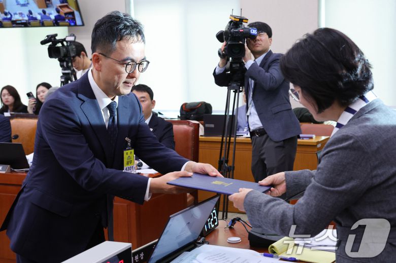 구자현 서울고검장이 23일 서울 여의도 국회 법제사법위원회에서 열린 서울고등검찰청·서울중앙지방검찰청 등에 대한 국정감사에서 증인 선서문을 추미애 위원장에게 제출하고 있다. 2025.10.23/뉴스1 ⓒ News1 신웅수 기자