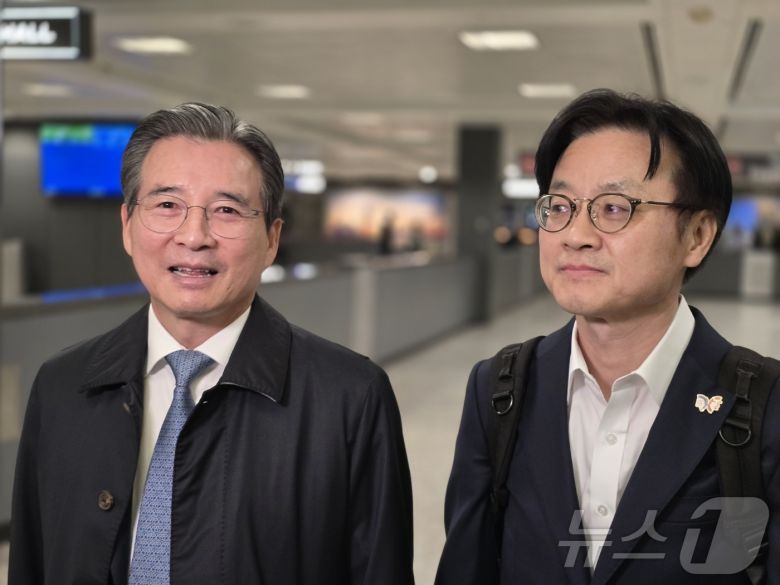 김용범 대통령실 정책실장과 김정관 산업통상자원부 장관이 22일(현지시간) 워싱턴DC 인근 덜레스 국제공항을 통해 입국하고 있다. 2025.10.22. ⓒ News1 류정민 특파원