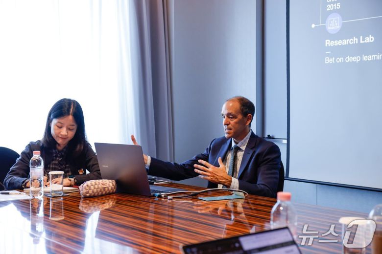 크리스 리헤인 오픈AI 글로벌 대외협력 총괄이 서울 중구 더플라자호텔에서 열린 미디어행사에서 발언하고 있다.(오픈AI 제공)