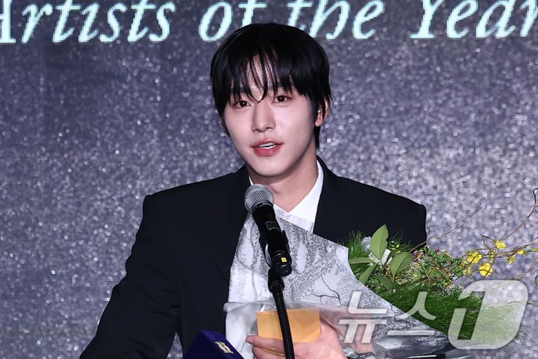 배우 안효섭이 23일 서울 강덕구 고덕동 스테이지28에서 열린 제15회 아름다운예술인상 시상식에서 신인예술인 부문을 수상한 후 소감을 말하고 있다. 2025.10.23/뉴스1 ⓒ News1 김성진 기자