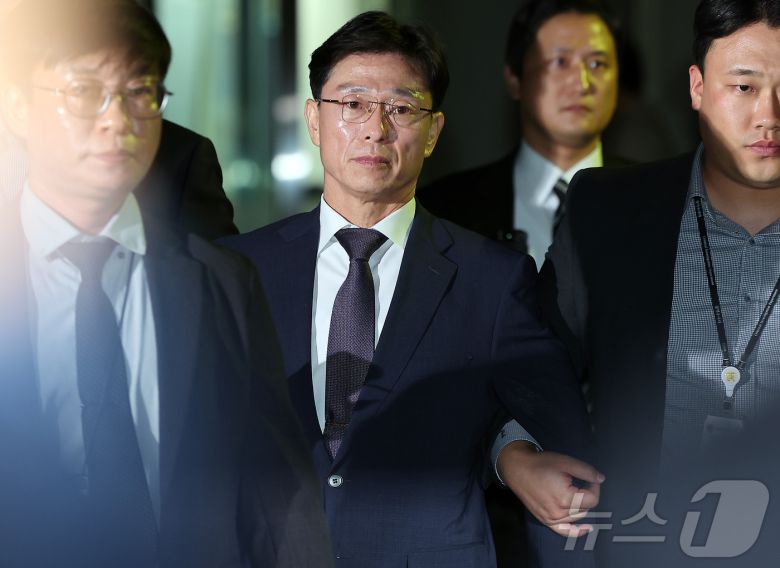 채상병 순직 및 수사 외압·은폐 의혹의 핵심 피의자인 임성근 전 해병대 1사단장이 23일 오후 서초구 서울중앙지방법원에서 열린 구속 전 피의자 심문(영장실질심사)을 마친 뒤 법원을 빠져나가고 있다. 2025.10.23/뉴스1 ⓒ News1 김진환 기자