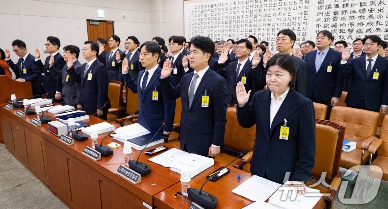 임은정 서울동부지방검찰청장을 비롯한 증인들이 23일 서울 여의도 국회에서 열린 법제사법위원회의 서울고등검찰청 등에 대한 국정감사에서 증인 선서를 하고 있다. 2025.10.23/뉴스1 ⓒ News1 유승관 기자