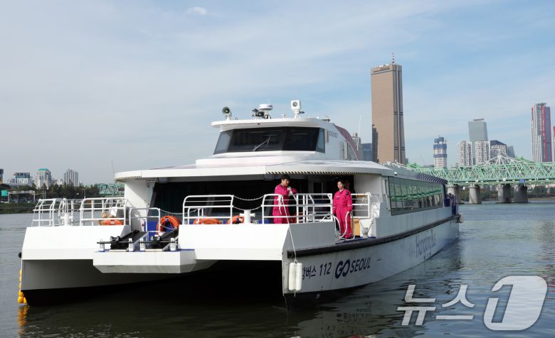 21일 서울 용산구 노들섬에서 열린 '노들 글로벌 예술섬' 착공식에 참석자를 태운 한강버스가 도착하고 있다. 2025.10.21/뉴스1 ⓒ News1 김명섭 기자