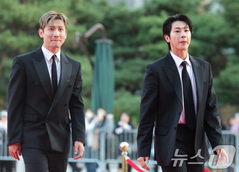 동방신기 최강창민과 유노윤호(오른쪽)가 23일 오후 서울 중구 국립극장 해오름극장에서 열린 '2025 대한민국 대중문화예술상 시상식' 레드카펫에 참석해 포즈를 취하고 있다. 2025.10.23/뉴스1 ⓒ News1 권현진 기자