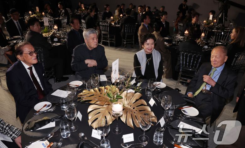 원로배우 신영균, 임권택 감독, 채령, 김동호 전 부산국제영화제 조직위원장이 23일 서울 강덕구 고덕동 스테이지28에서 열린 제15회 아름다운예술인상 시상식에 참석해 자리하고 있다. 2025.10.23/뉴스1 ⓒ News1 김성진 기자