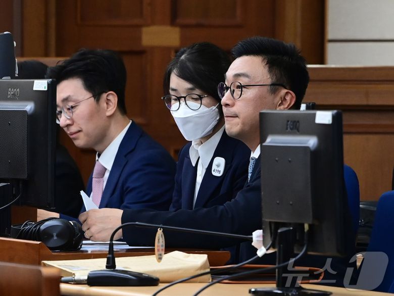 김건희 여사가 지난달 24일 서울 서초동 서울중앙지법에서 열린 김 여사의 특정범죄가중처벌법상 알선수재 및 자본시장법·정치자금법 위반 등 사건 첫 재판에 출석하고 있다. 2025.9.24/뉴스1 ⓒ News1 사진공동취재단