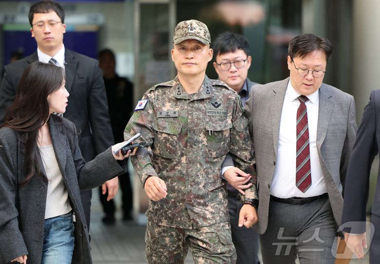 채상병 순직 및 수사 외압·은폐 의혹의 핵심 피의자인 박진희 전 국방부 군사보좌관이 23일 오후 서초구 서울중앙지방법원에서 열린 구속 전 피의자 심문(영장실질심사)을 마친 뒤 법원을 나서고 있다. 2025.10.23/뉴스1 ⓒ News1 김진환 기자