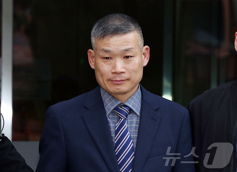 채상병 순직 및 수사 외압·은폐 의혹의 핵심 피의자인 김동혁 전 국방부 검찰단장이 23일 오후 서초구 서울중앙지방법원에서 열린 구속 전 피의자 심문(영장실질심사)을 마친 뒤 법원을 나서고 있다. 2025.10.23/뉴스1 ⓒ News1 김진환 기자