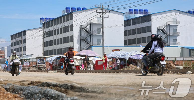 16일(현지시간) 캄보디아과 베트남 국경 지역 쯔러이톰에 위치한 온라인스캠범죄단지. 현지인들에 따르면 이 단지들은 최근 1~2년 사이에 생겼다. 범죄조직들은 지난해부터 캄보디아 당국의 단속이 심해지자 눈을 피하기 위해 국경지대로 거점을 옮기는 것으로 알려졌다. 2025.10.16/뉴스1 ⓒ News1 김도우 기자