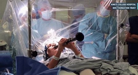 (파킨슨병 수술 중 클라리넷을 연주한 60대 영국 여성. NBC News)