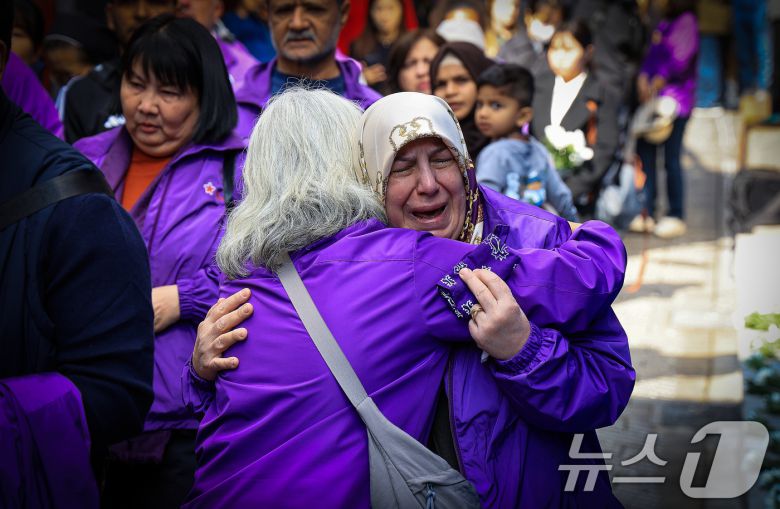 이태원 참사 3주기를 앞둔 25일 서울 용산구 이태원역 1번 출구 앞 ‘10.29 기억과 안전의 길'을 찾은 외국인 희생자 유가족들이 슬픔에 잠겨 있다. 2025.10.25/뉴스1 ⓒ News1 이호윤 기자