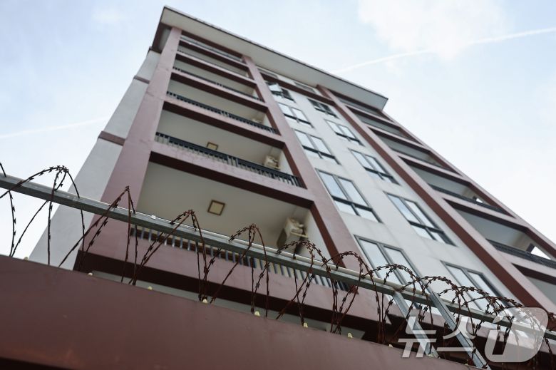 21일(현지시간) 캄보디아 프놈펜 외곽 온라인스캠범죄가 이뤄졌던 건물의 모습. 현지 언론에 따르면 이곳에서 지난달 15일 캄보디아 당국의 단속으로 온라인스캠범죄에 가담한 한국인 33명을 포함해 48명을 체포했다. 2025.10.21/뉴스1 ⓒ News1 김도우 기자