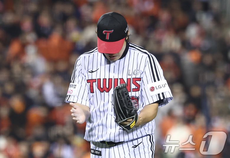 27일 서울 잠실야구장에서 열린 프로야구 2025 신한 SOL뱅크 KBO 포스트시즌 한국시리즈 2차전 한화 이글스와 LG 트윈스의 경기, LG 김진성이 4회초 2사 만루 상황에서 한화 노시환을 헛스윙 삼진으로 아웃시킨 후 박수를 치며 더그아웃으로 향하고 있다. 2025.10.27/뉴스1 ⓒ News1 김성진 기자